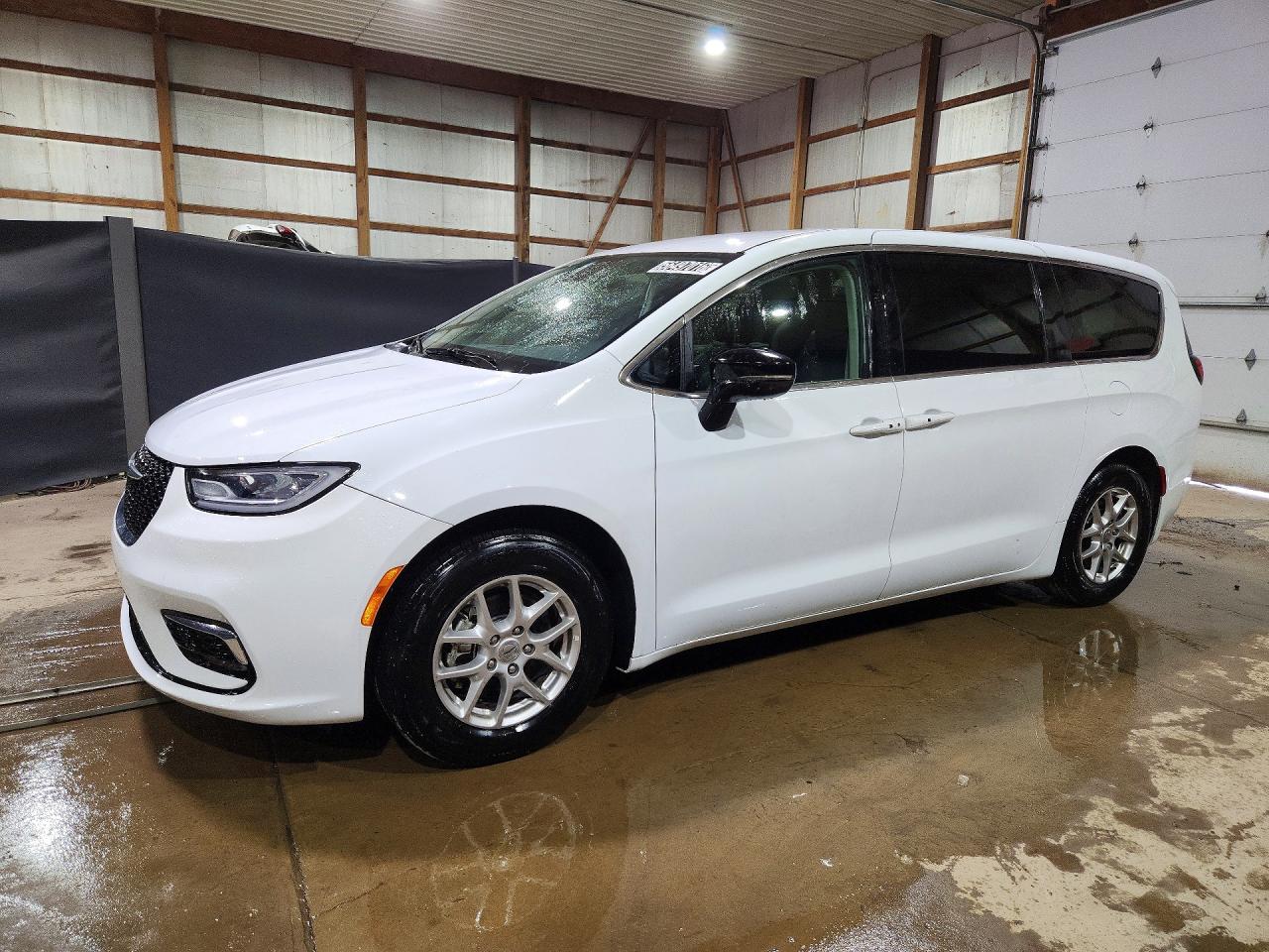 Salvage Chrysler Pacifica Image