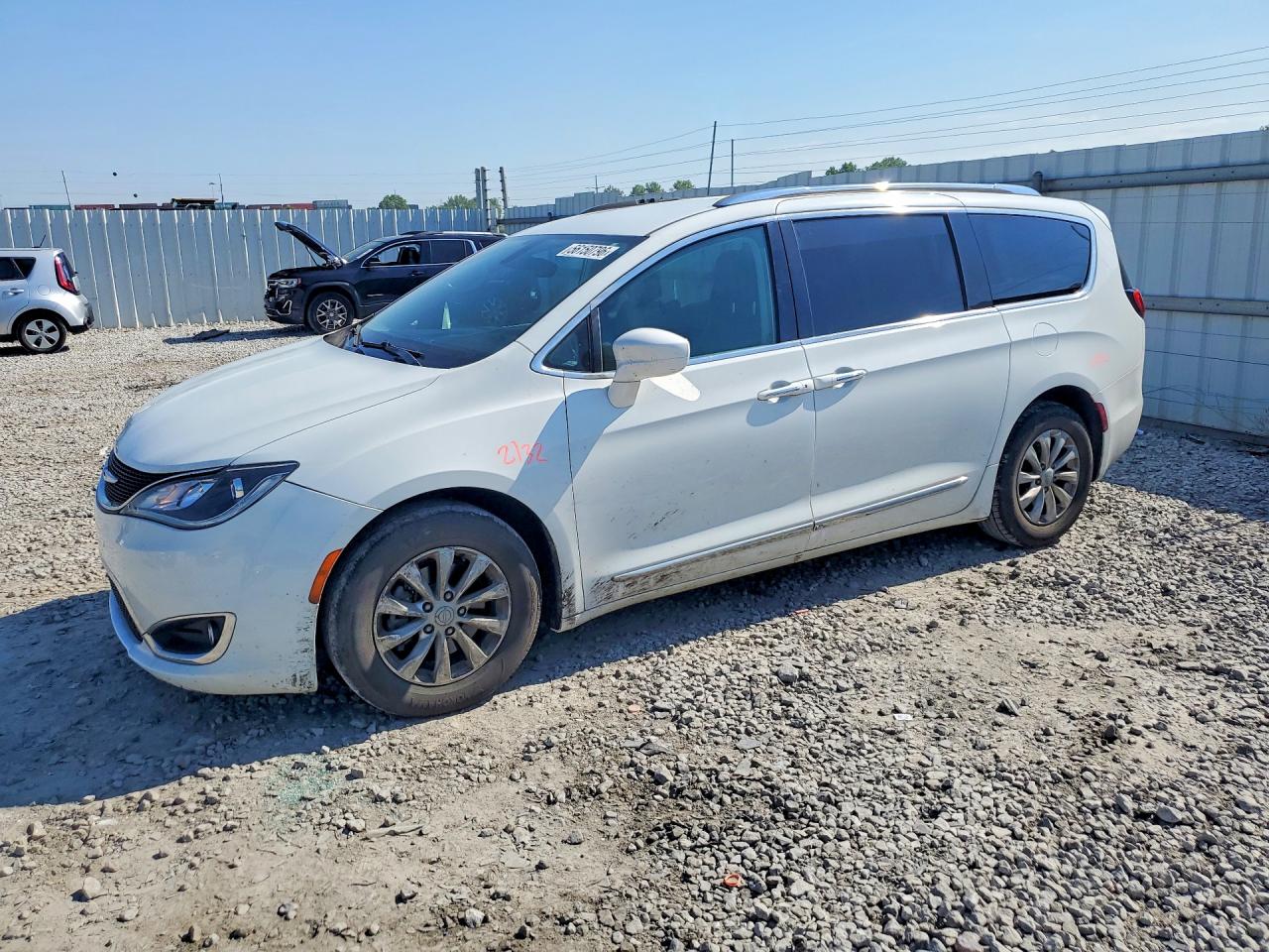 Salvage Chrysler Pacifica Image