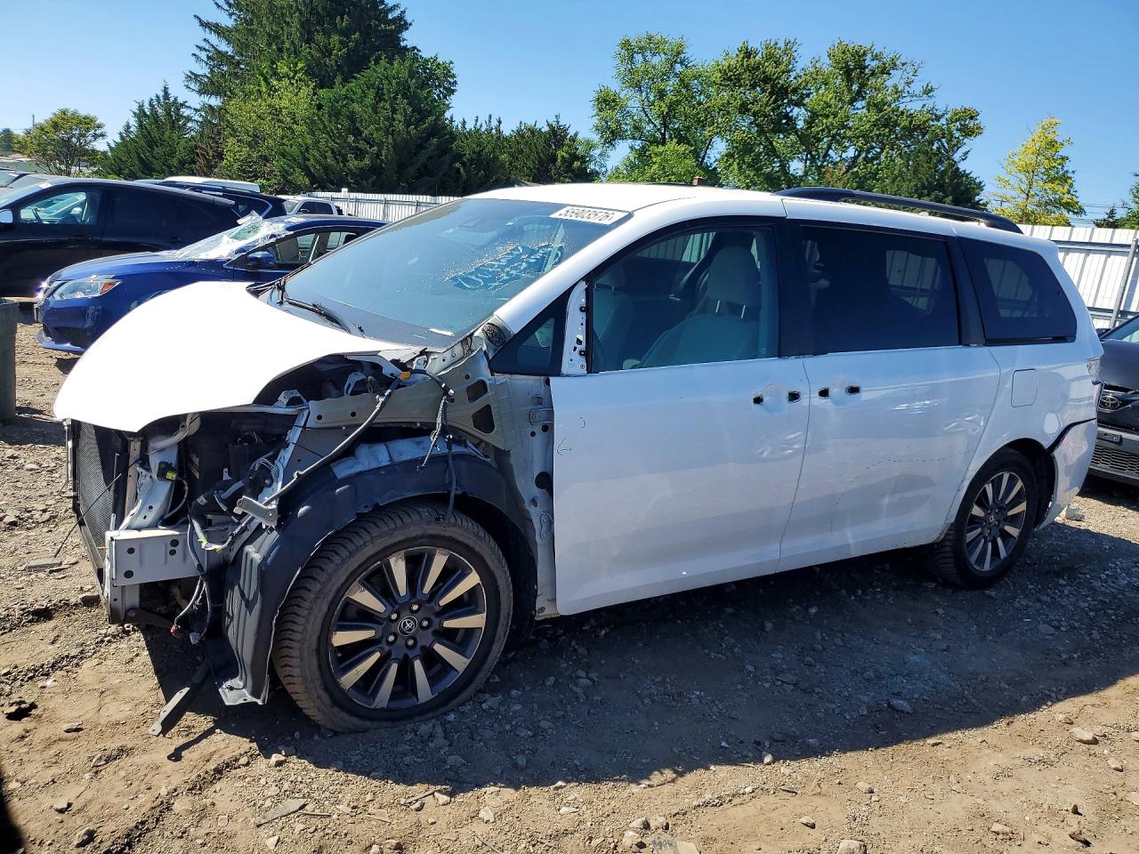 Salvage Toyota Sienna Image