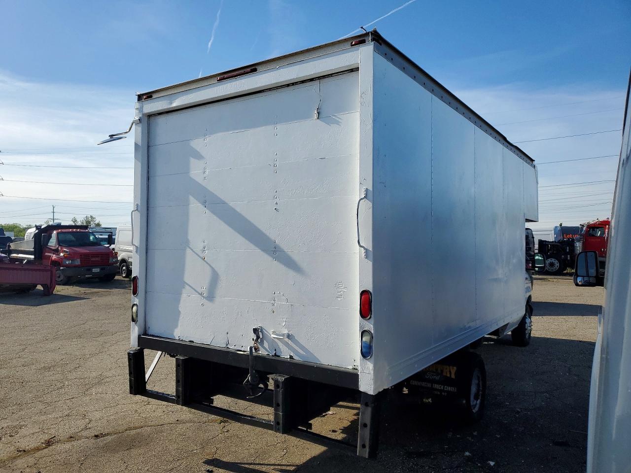 Ford Econoline E450 Super Duty Cutaway Van