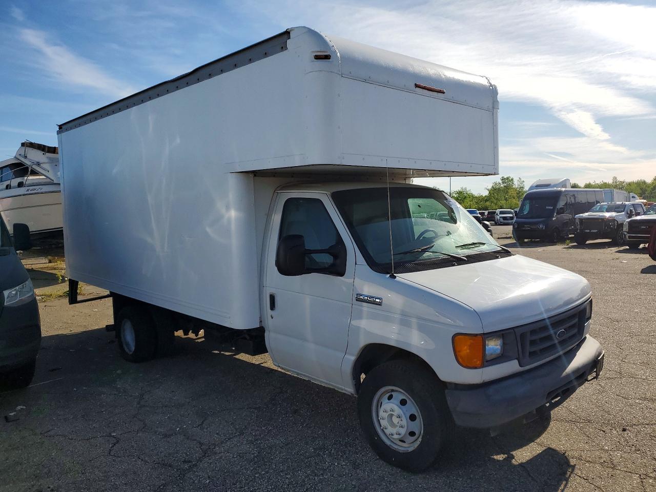 Ford Econoline E450 Super Duty Cutaway Van