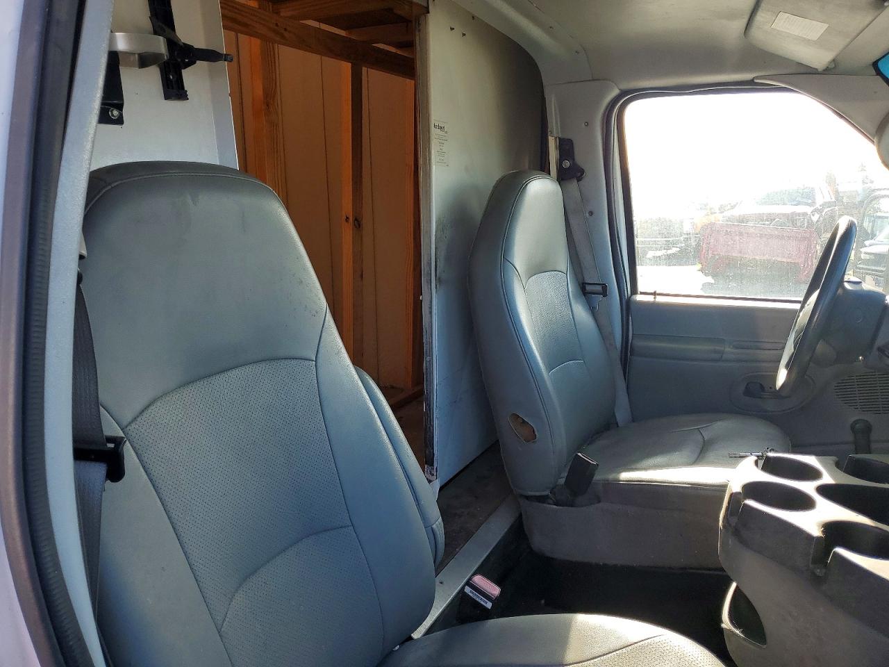 Ford Econoline E450 Super Duty Cutaway Van
