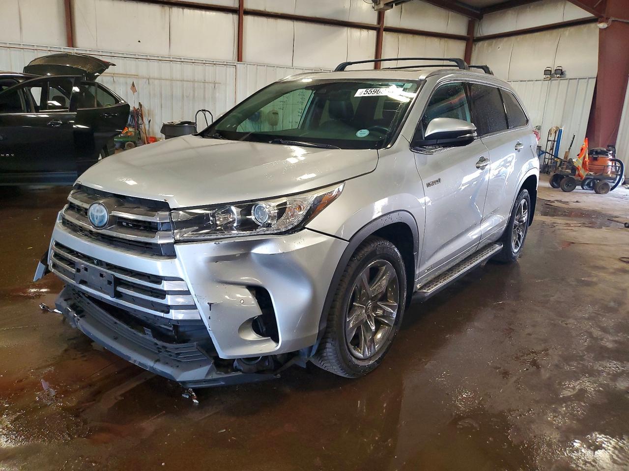 Salvage Toyota Highlander Image