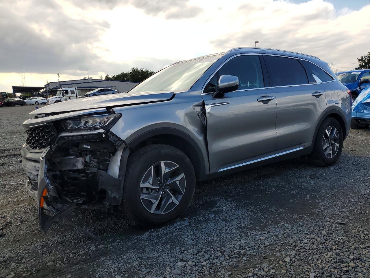 Salvage Kia Sorento Image