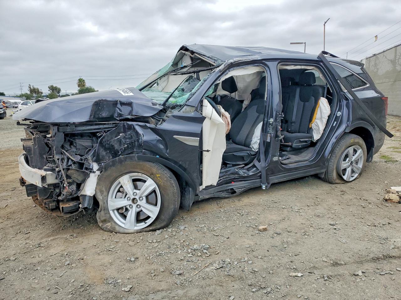 Salvage Kia Sorento Image