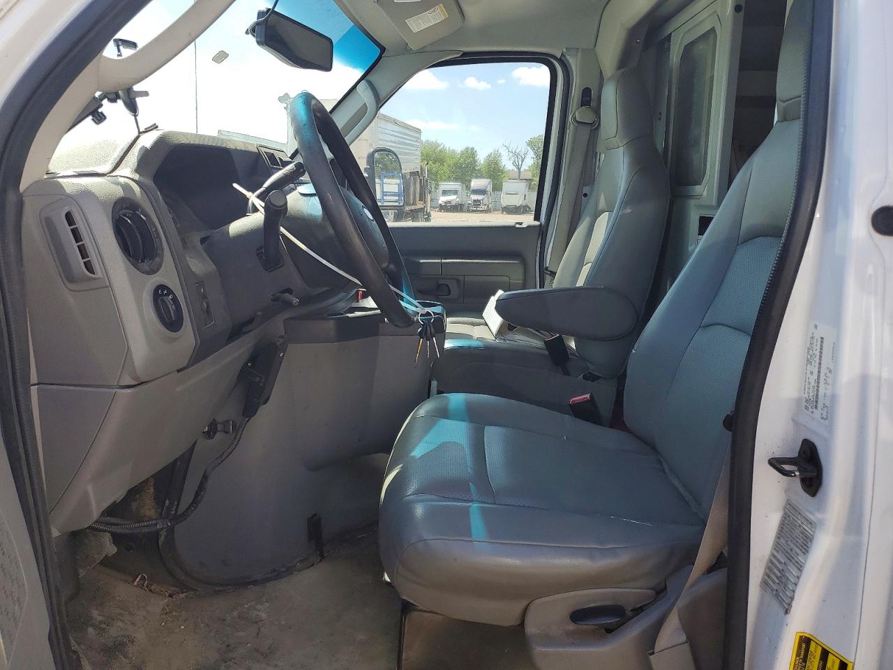 Ford Econoline E350 Super Duty Cutaway Van