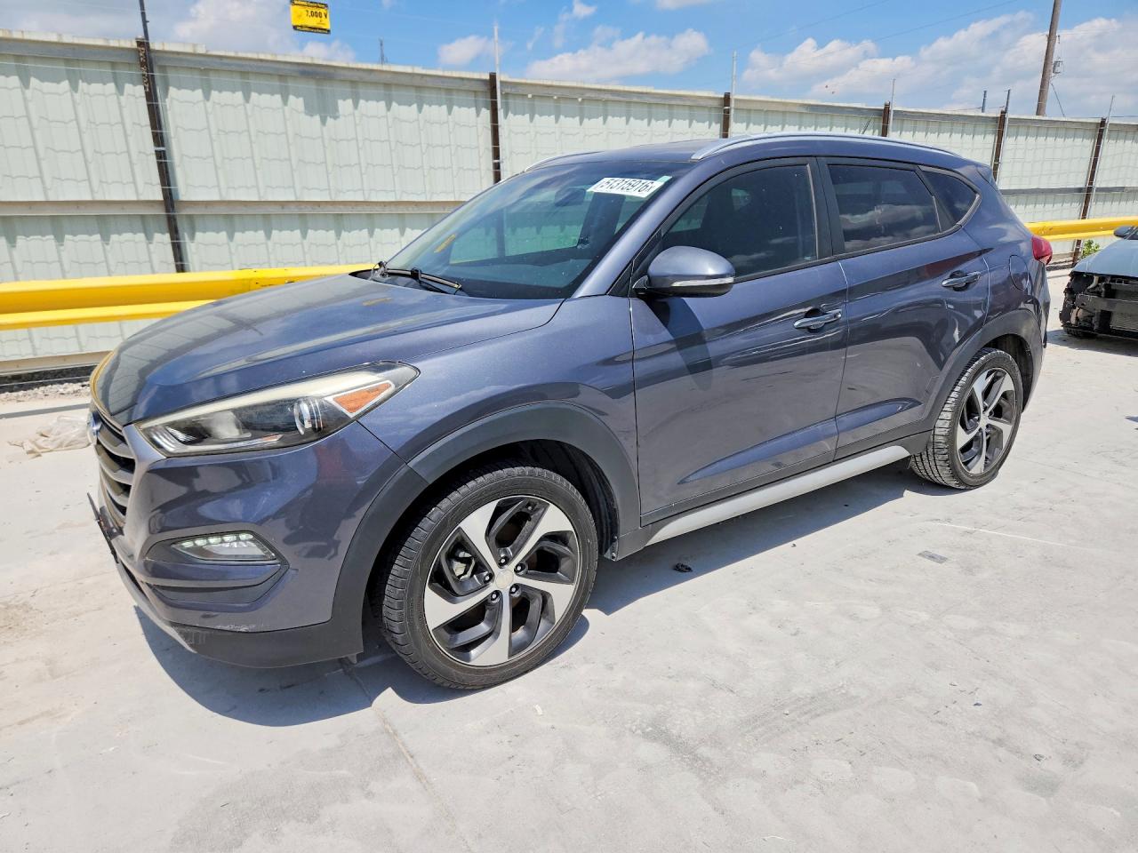 Salvage Hyundai TUCSON Image