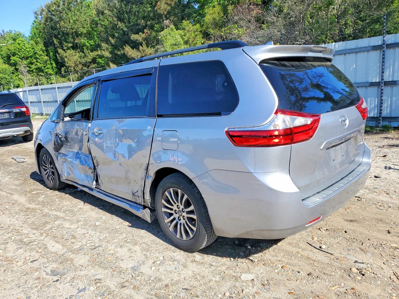 Toyota Sienna Xle 8-passenger