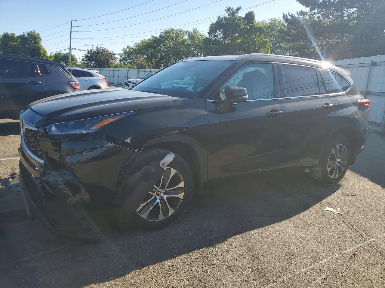 Salvage Toyota Highlander Image