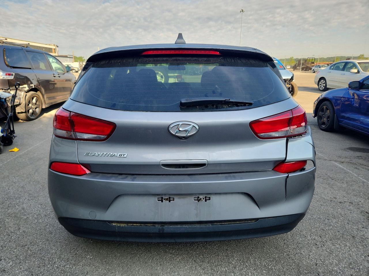 Hyundai ELANTRA Base