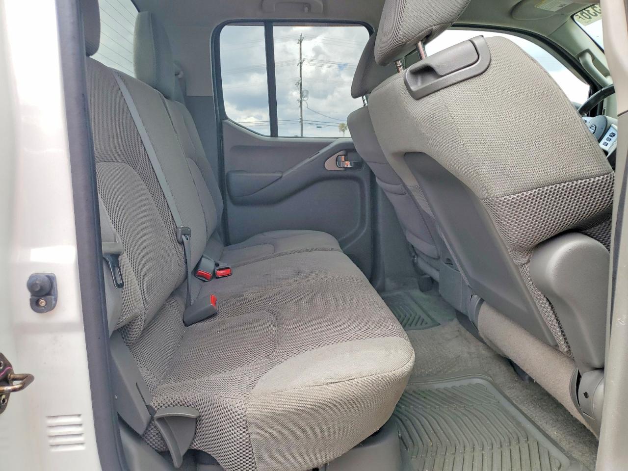 Nissan Frontier S