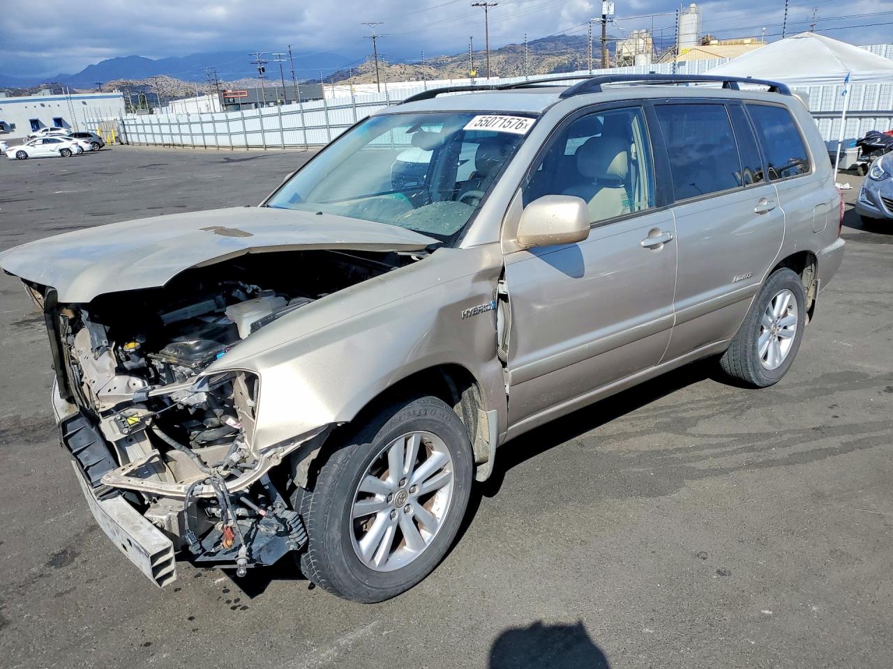 Salvage Toyota Highlander Image