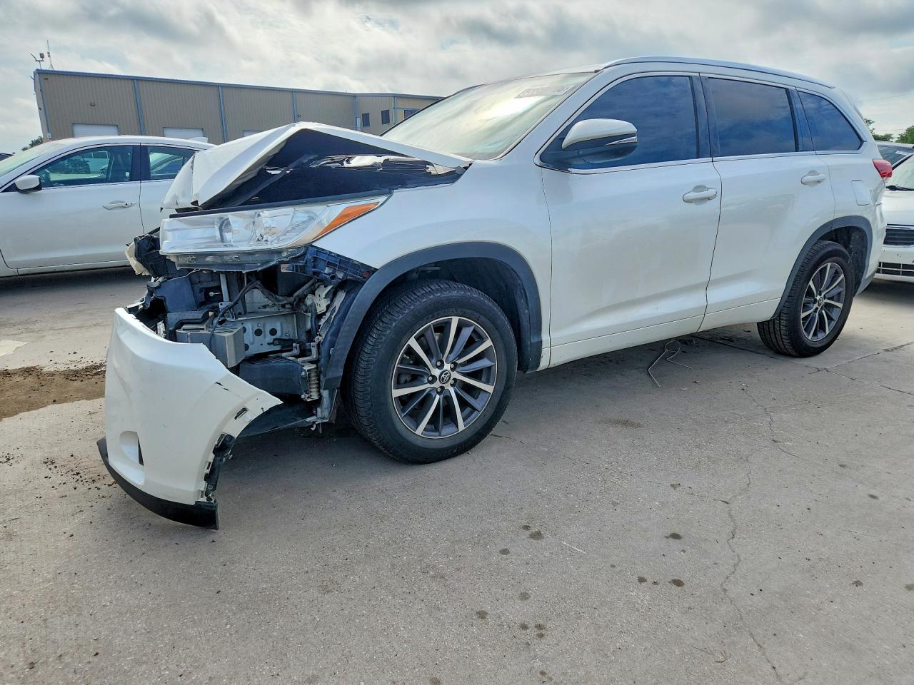 Salvage Toyota Highlander Image