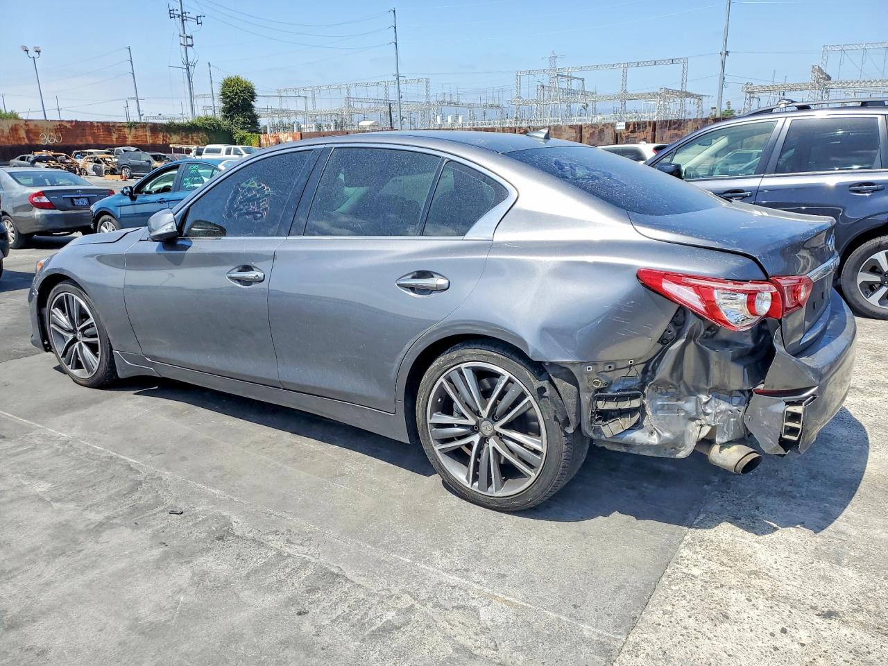 INFINITI Q50 Premium