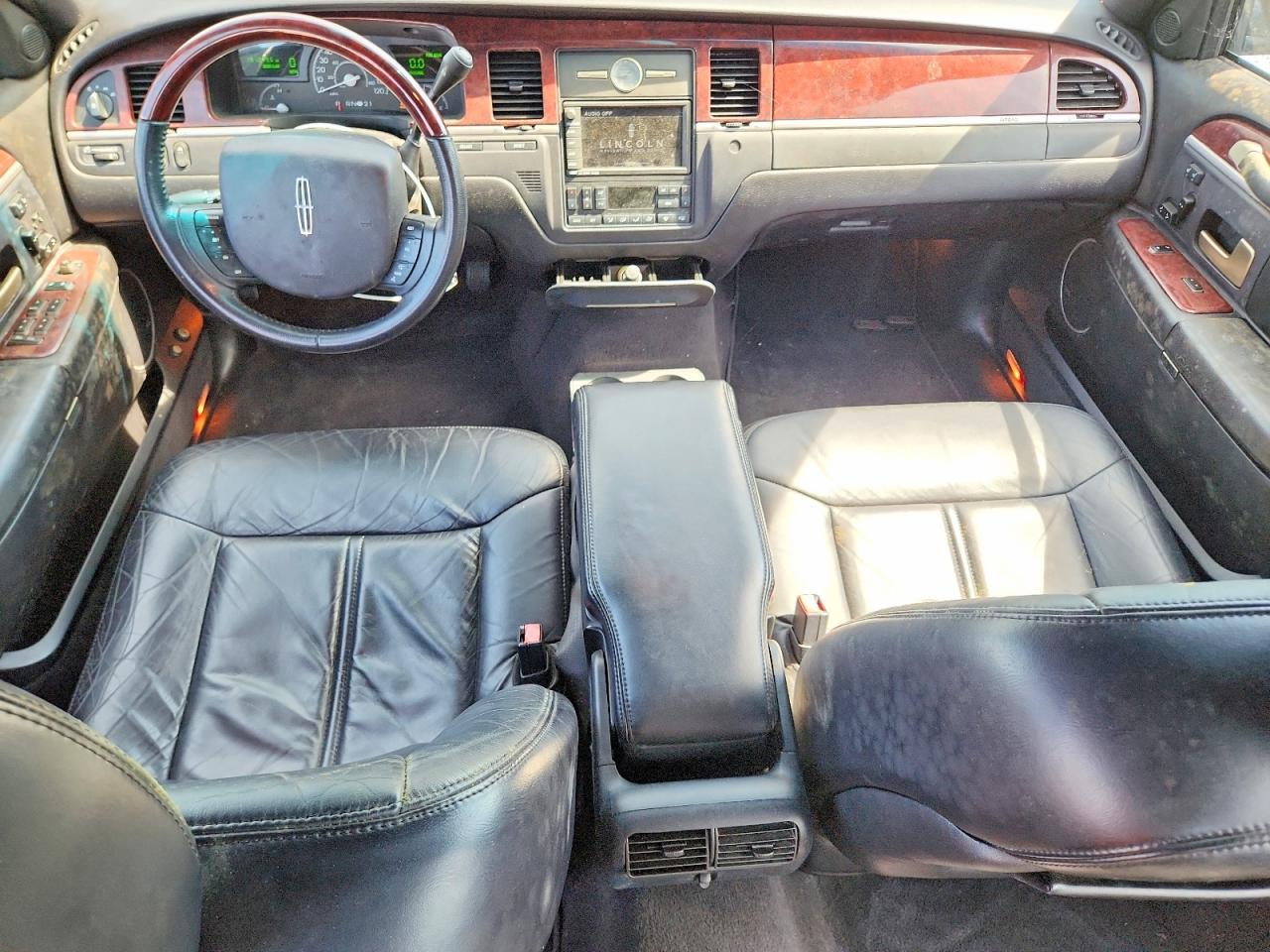 Lincoln Towncar Signature Long Wheelbase