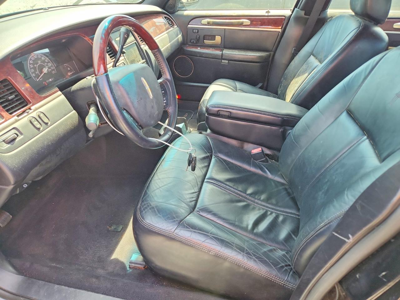 Lincoln Towncar Signature Long Wheelbase