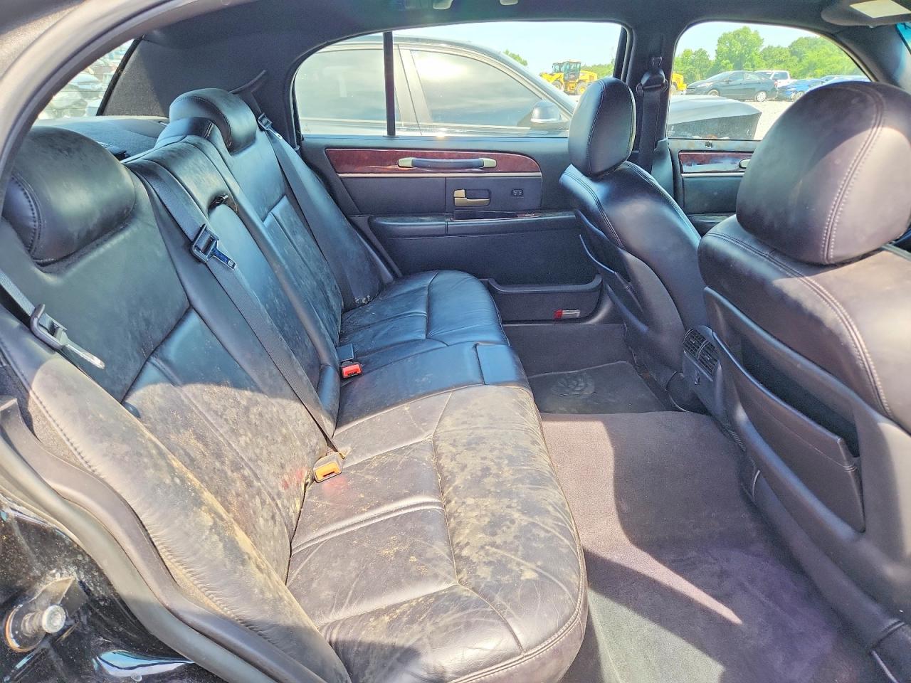 Lincoln Towncar Signature Long Wheelbase