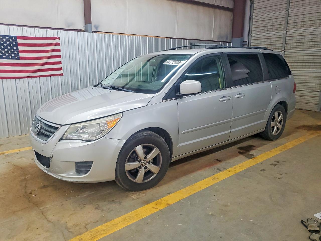 Salvage Volkswagen Routan Image