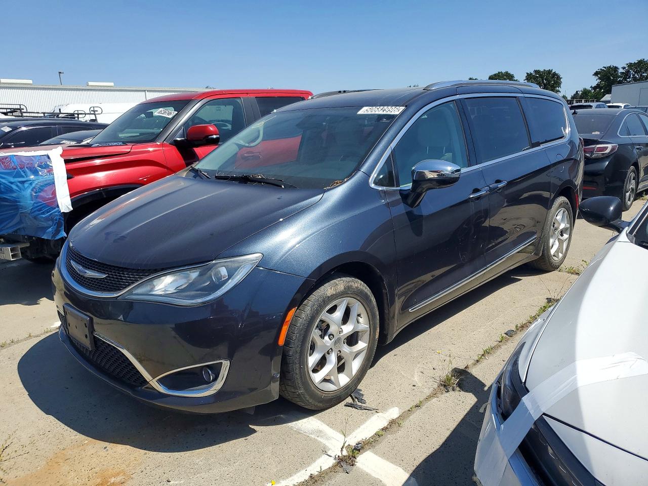 Salvage Chrysler Pacifica Image