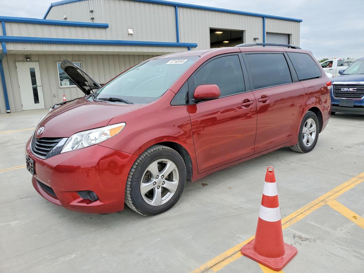 Salvage Toyota Sienna Image