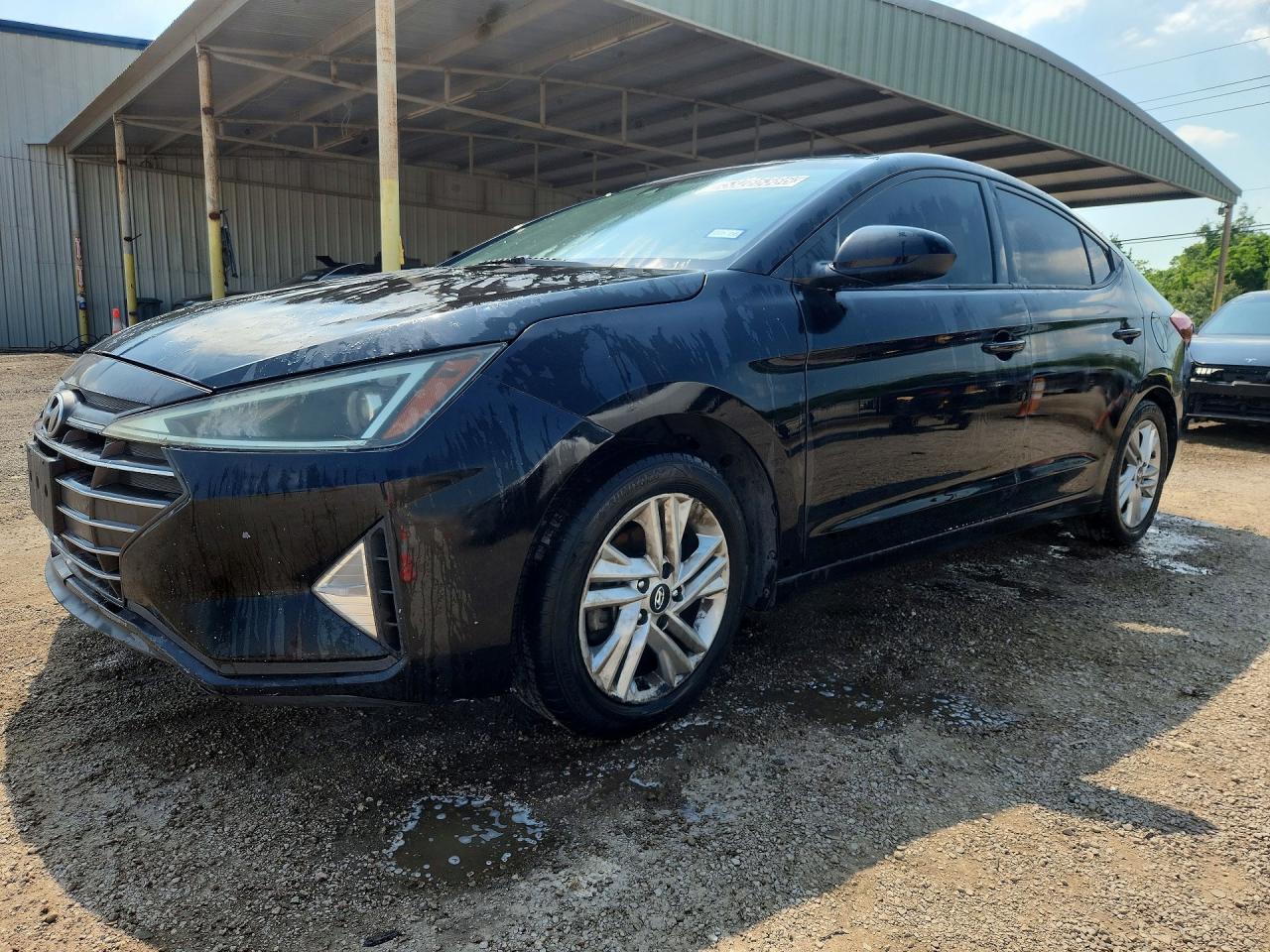 Salvage Hyundai ELANTRA Image