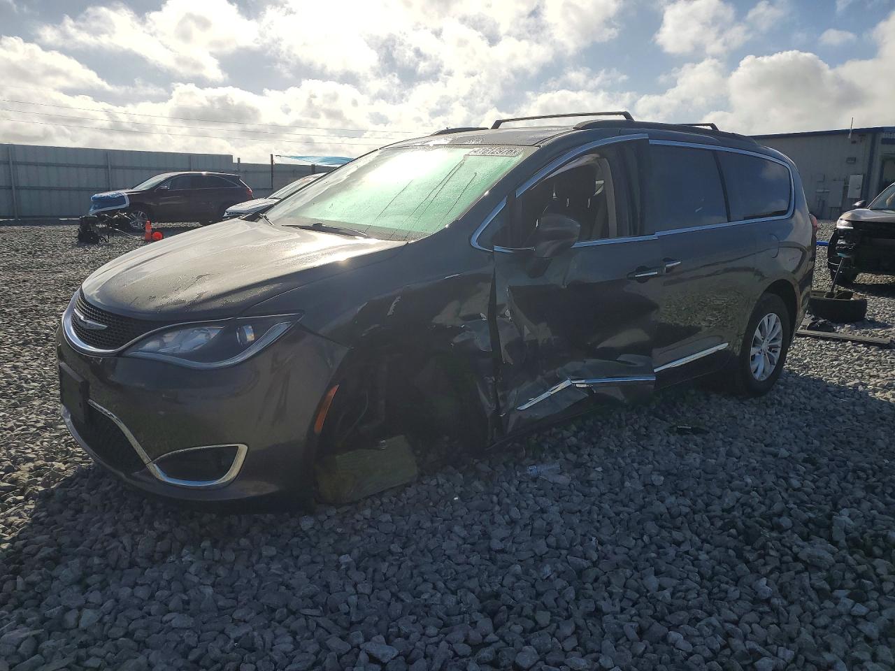 Salvage Chrysler Pacifica Image