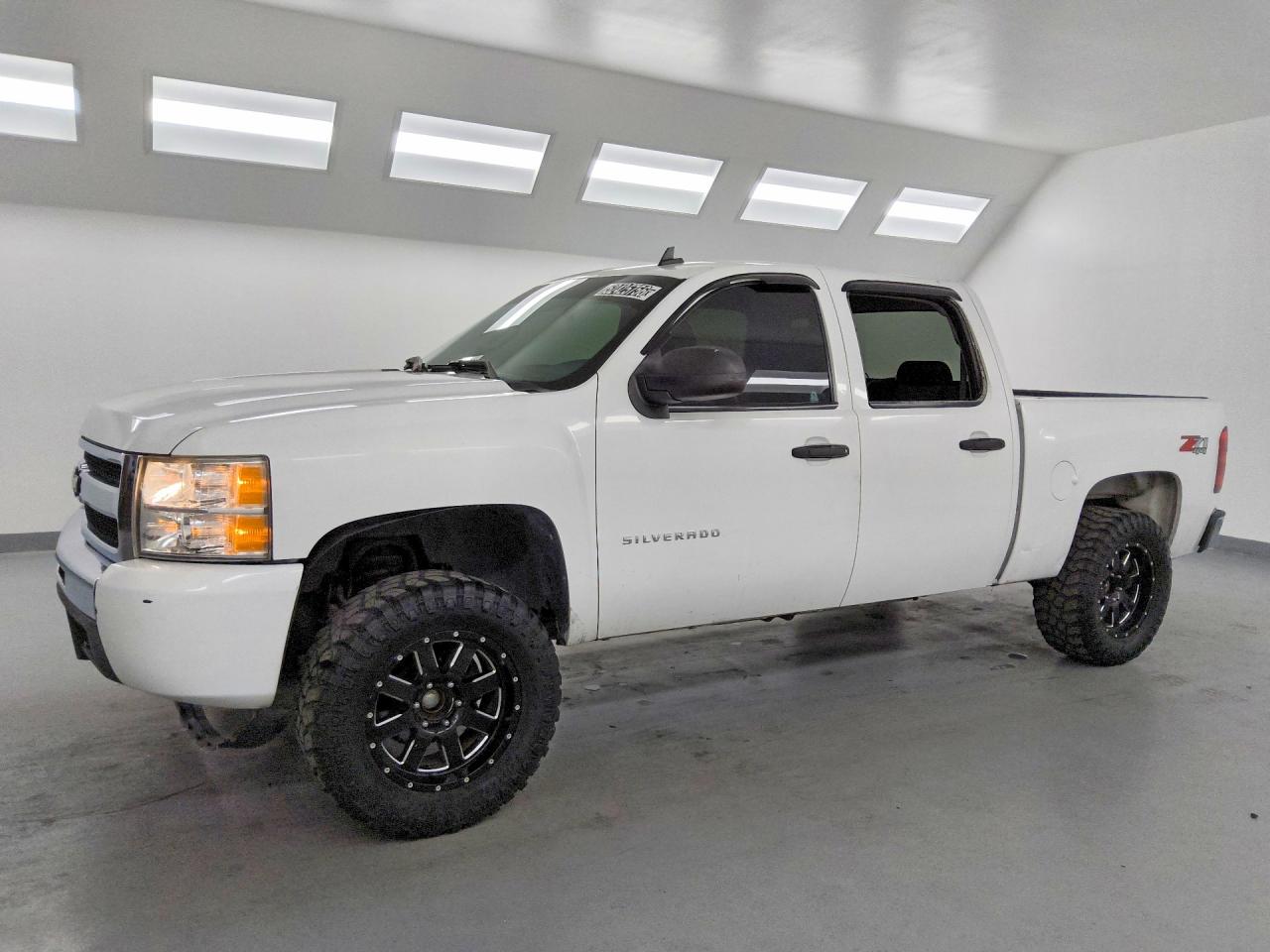 Salvage Chevrolet Silverado Image