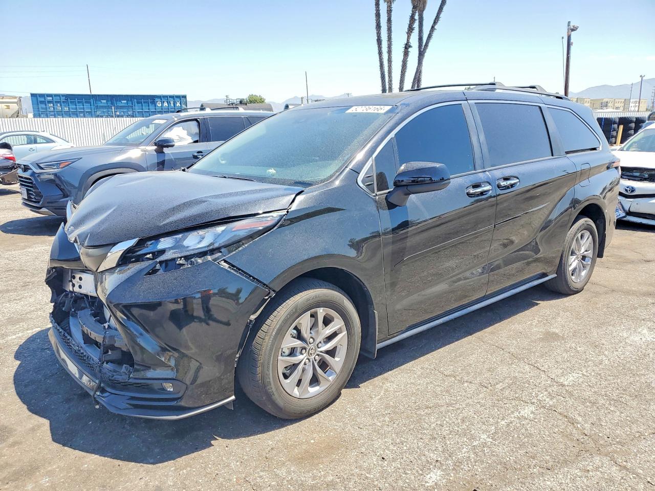 Salvage Toyota Sienna Image