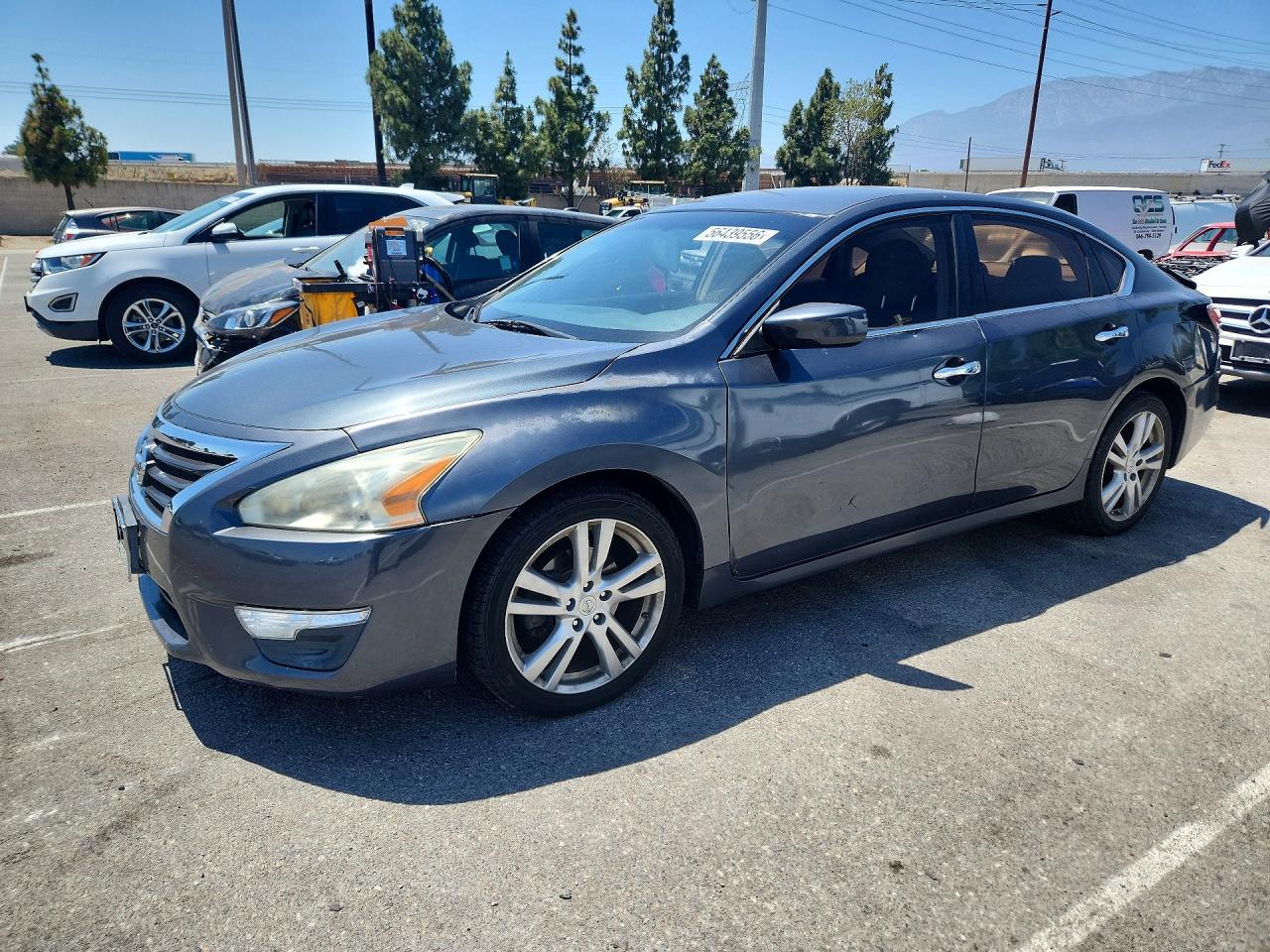 Salvage Nissan Altima Image