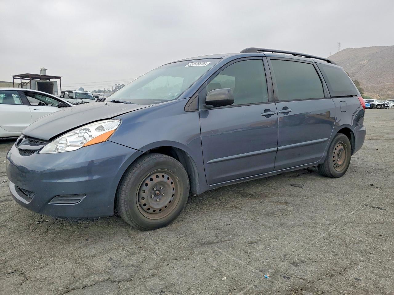 Salvage Toyota Sienna Image