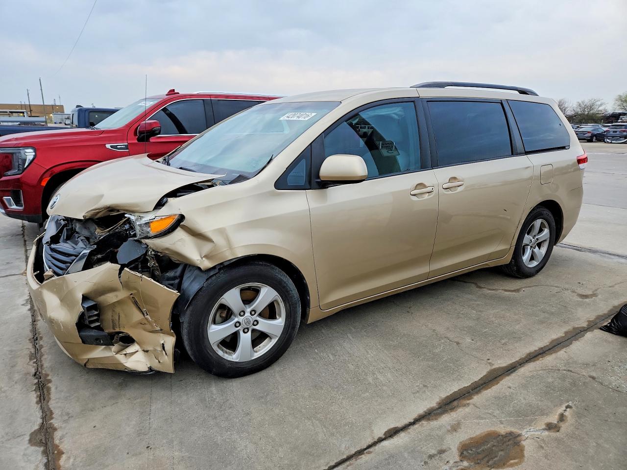Salvage Toyota Sienna Image