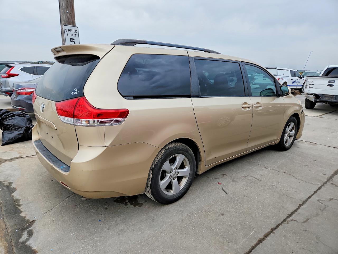 Toyota Sienna Le