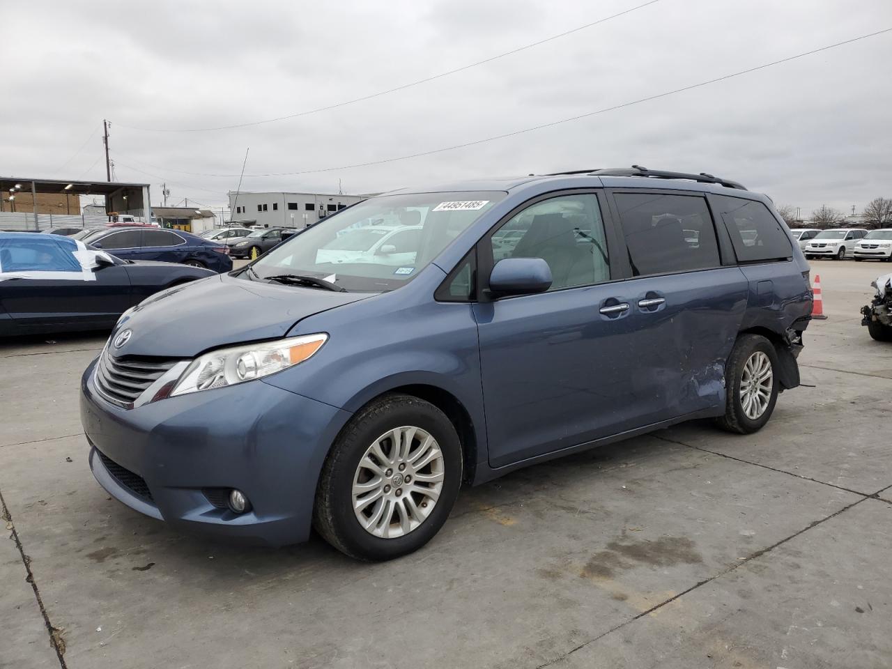 Salvage Toyota Sienna Image