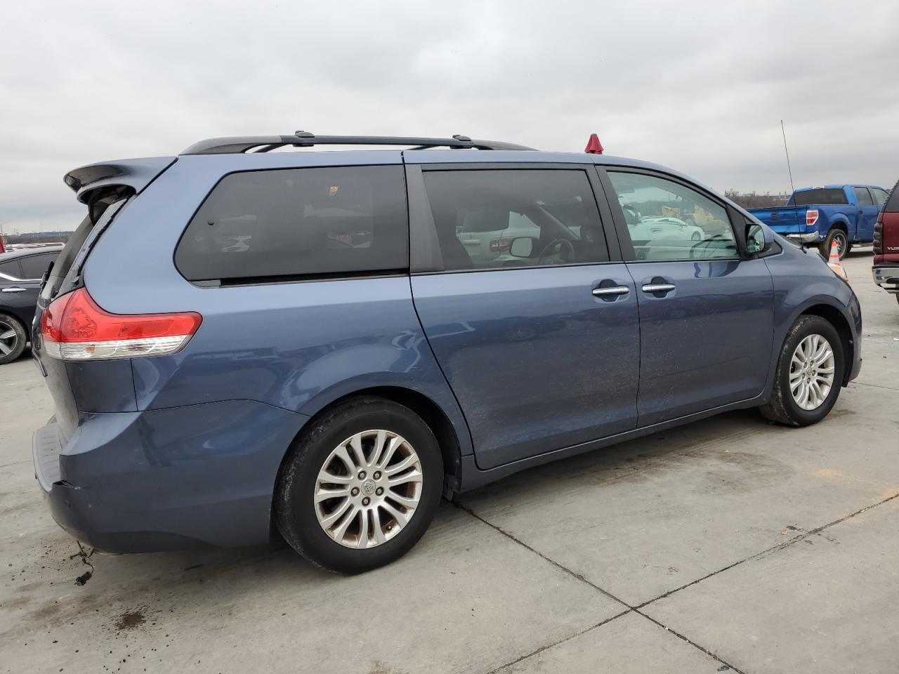 Toyota Sienna Xle 8-passenger