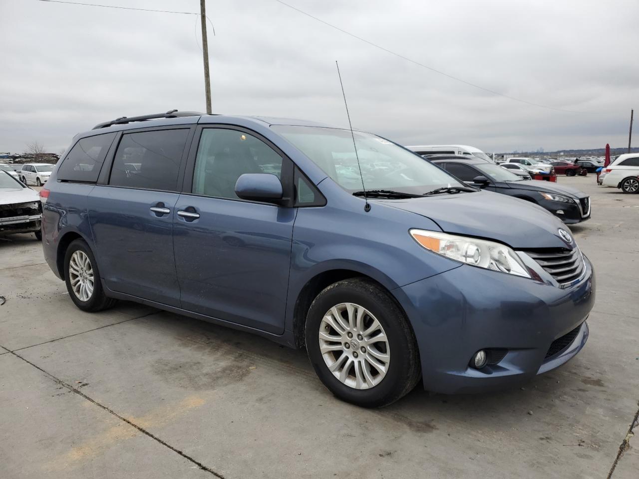 Toyota Sienna Xle 8-passenger