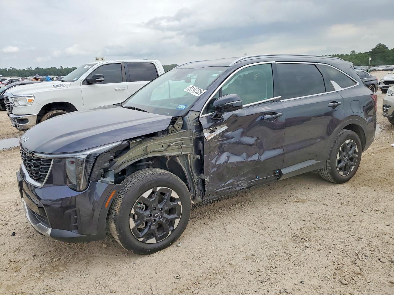 Salvage Kia Sorento Image