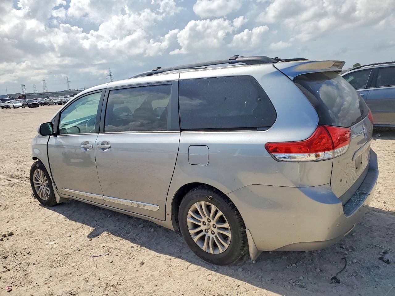 Toyota Sienna Xle 8-passenger