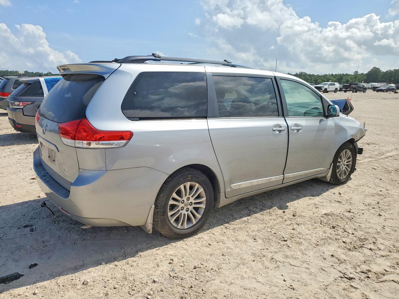 Toyota Sienna Xle 8-passenger