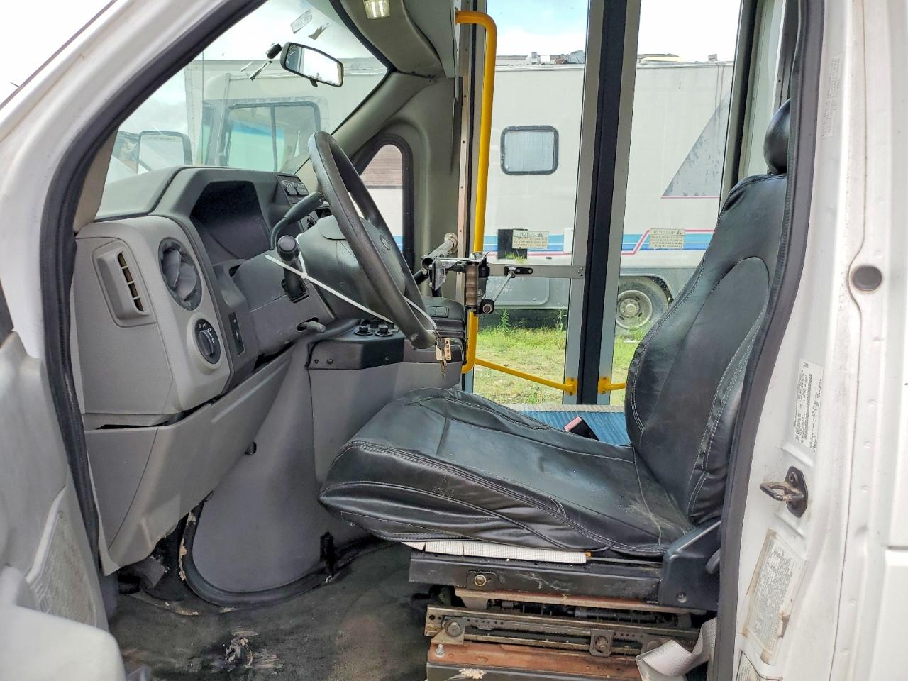 Ford Econoline E450 Super Duty Cutaway Van