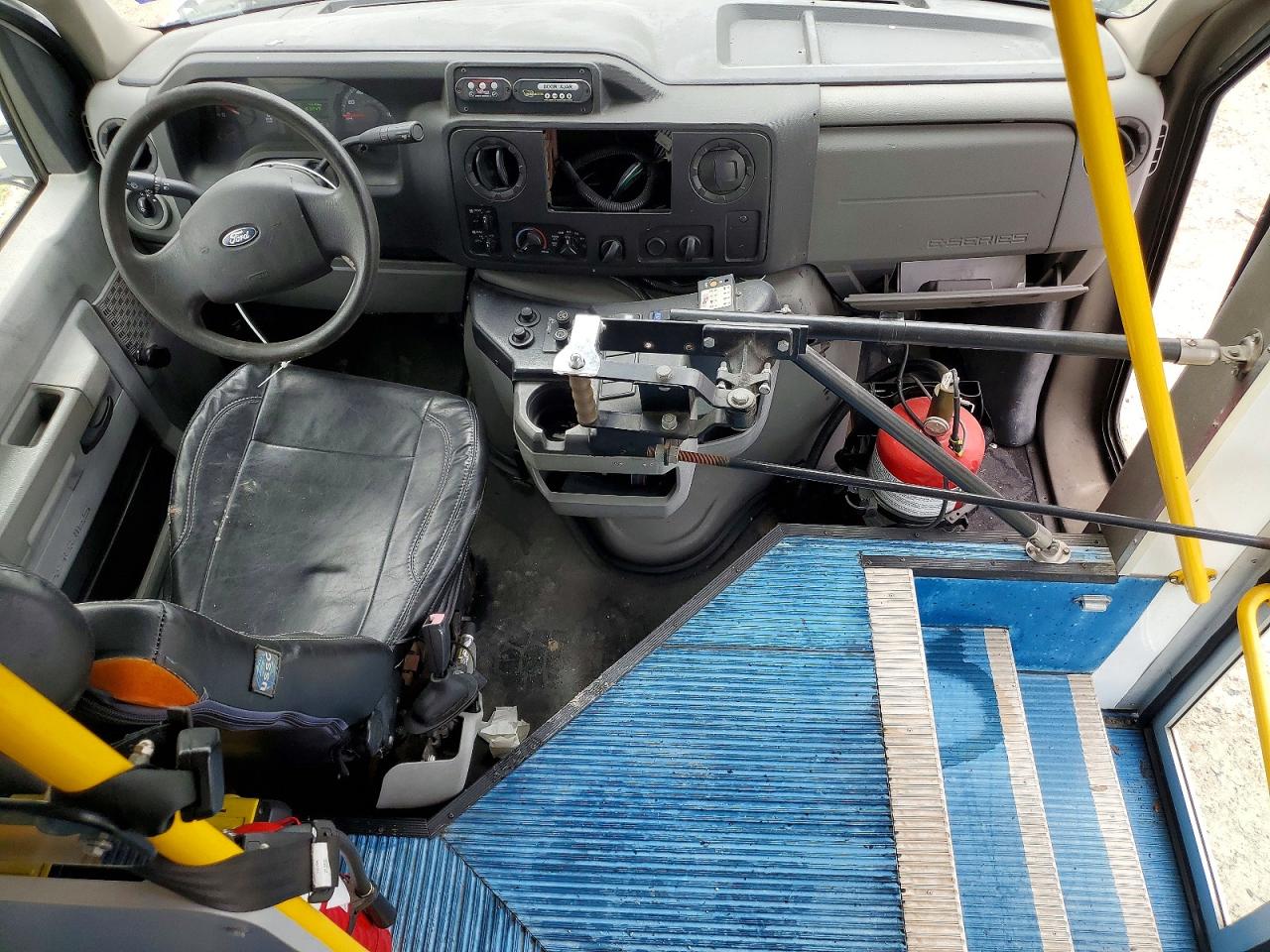 Ford Econoline E450 Super Duty Cutaway Van