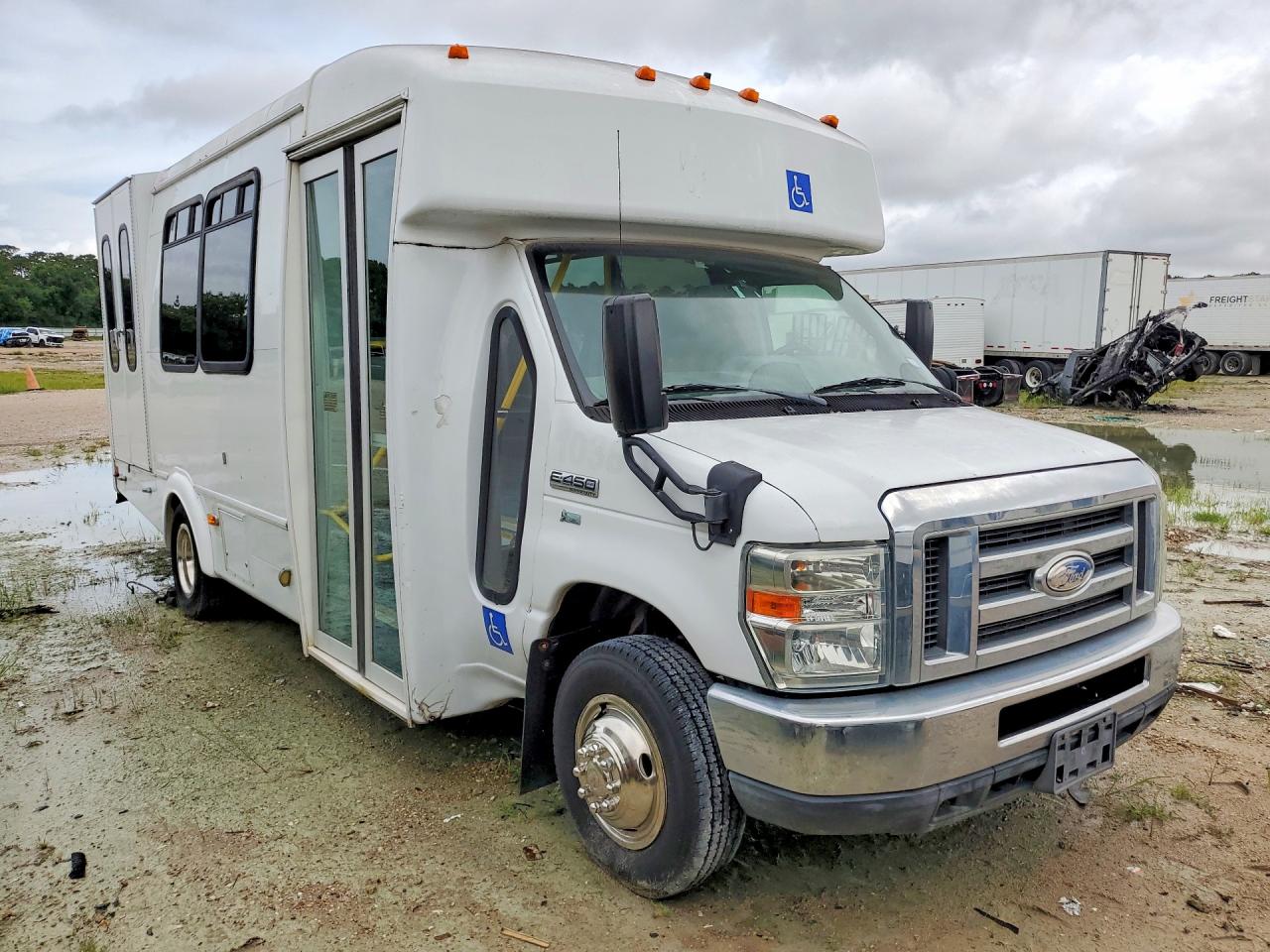 Ford Econoline E450 Super Duty Cutaway Van
