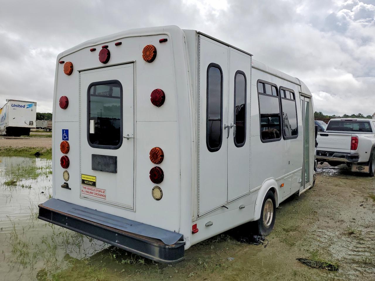 Ford Econoline E450 Super Duty Cutaway Van