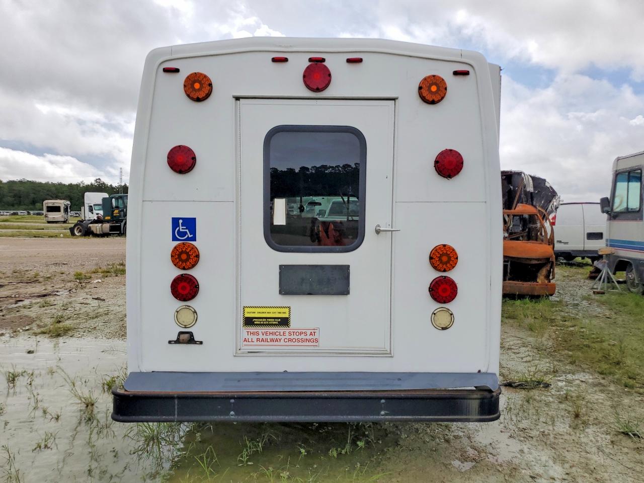 Ford Econoline E450 Super Duty Cutaway Van