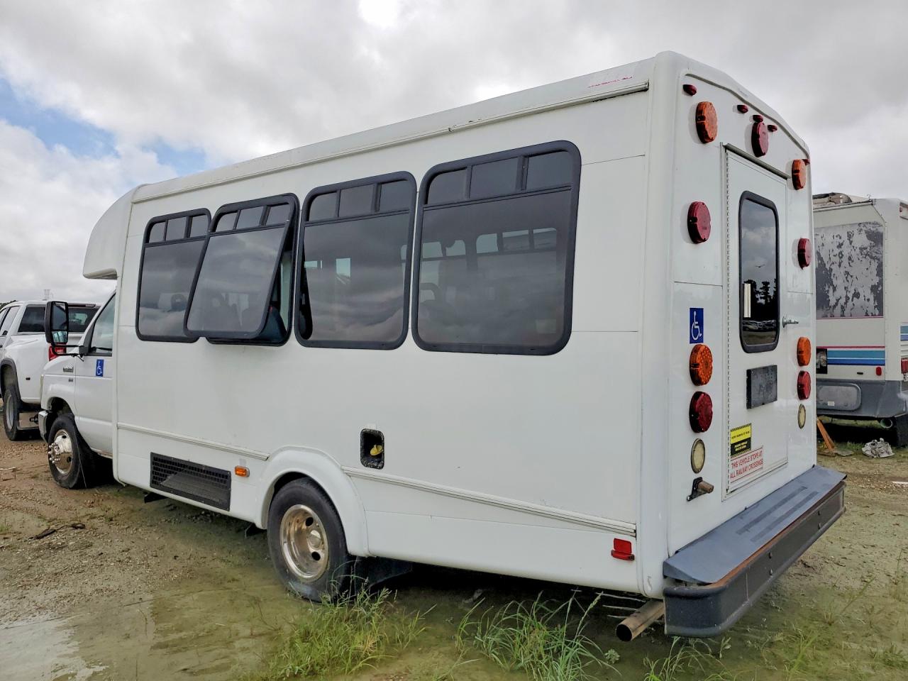 Ford Econoline E450 Super Duty Cutaway Van