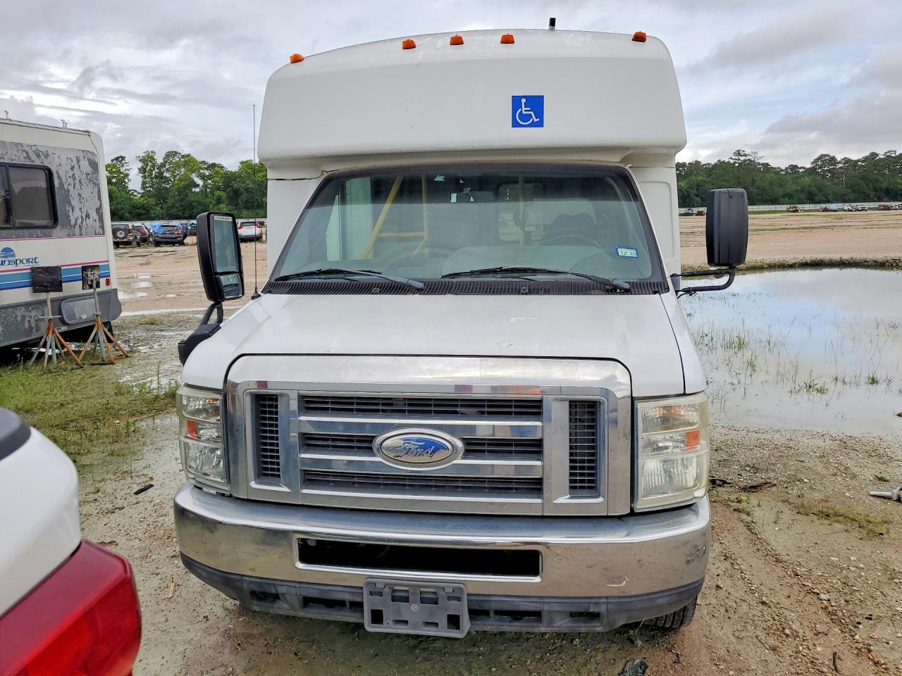 Ford Econoline E450 Super Duty Cutaway Van