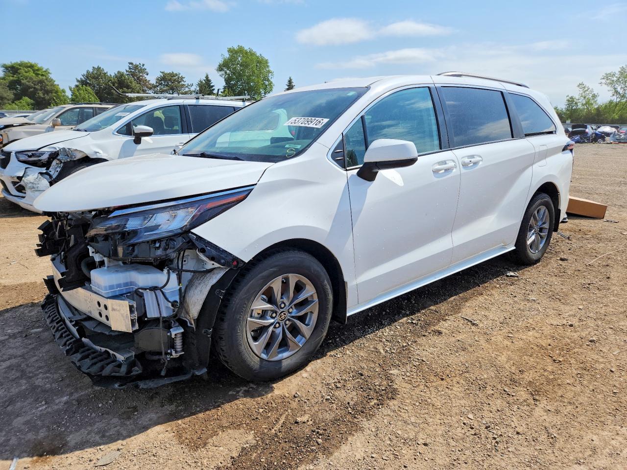 Salvage Toyota Sienna Image