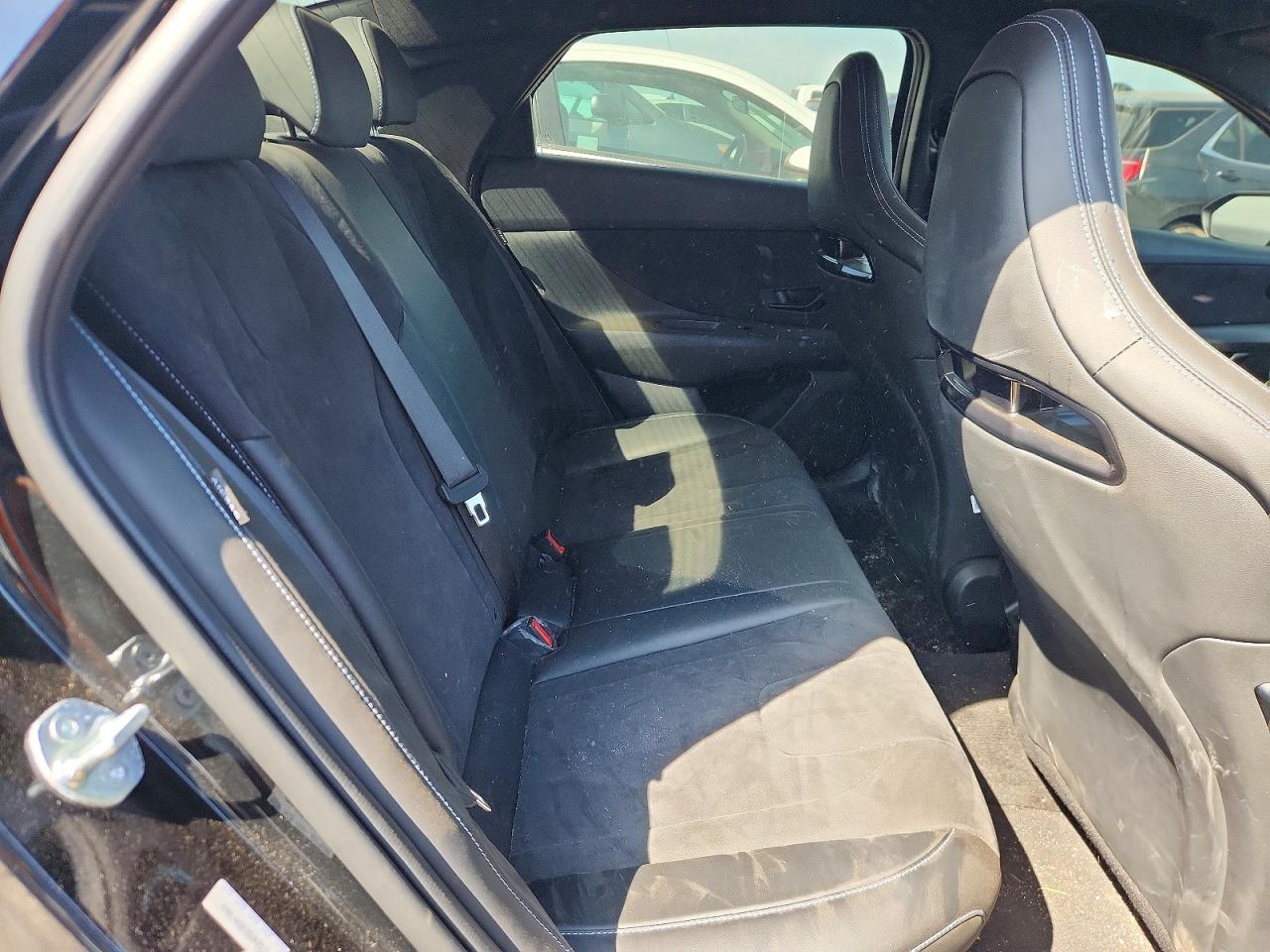 Hyundai ELANTRA Base