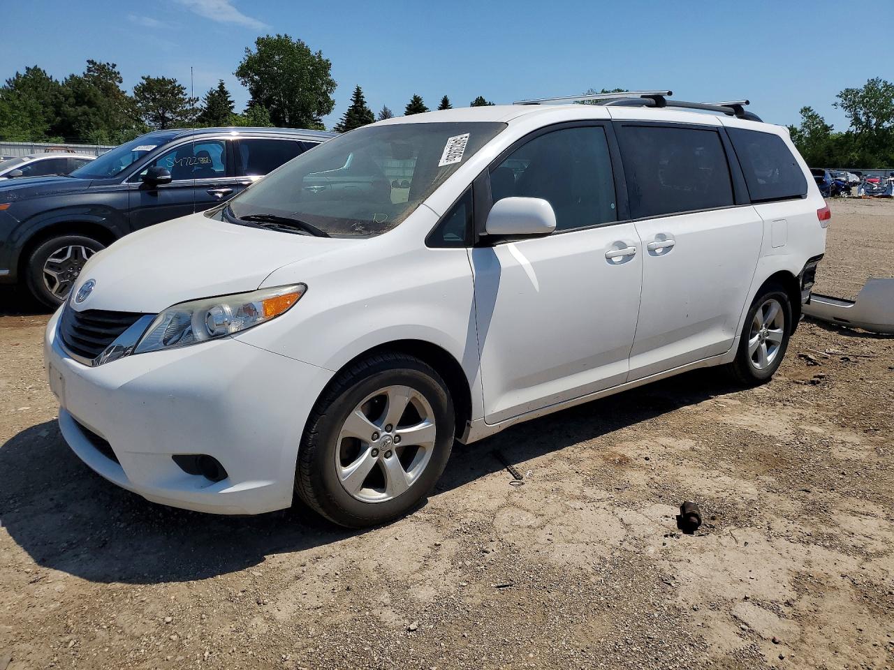 Salvage Toyota Sienna Image