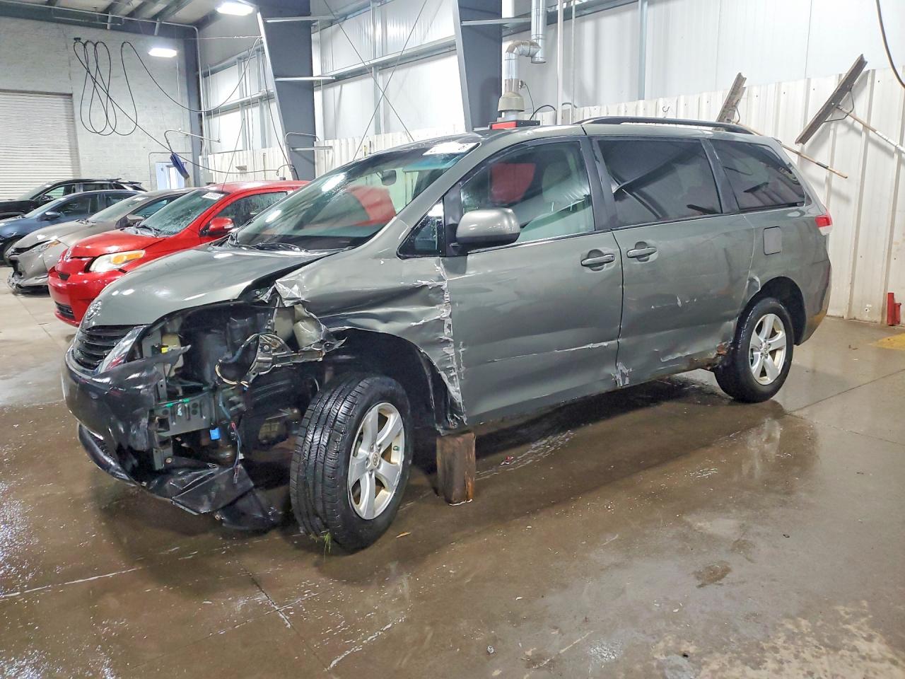 Salvage Toyota Sienna Image