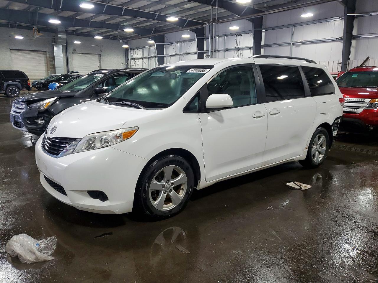 Salvage Toyota Sienna Image